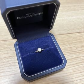 【銀座ダイヤモンドシライシの口コミ】 キラキラして輝いていた。大きさもちょうどよく、新婦の指に合いそうだっ…