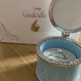【Disney Cinderella(ディズニー シンデレラ)の口コミ】 特に希望のデザインなどは無くお店に行き、たくさんの指輪を見せていただ…