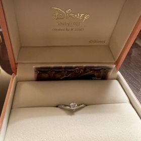 【ケイウノ ブライダル(K.UNO BRIDAL)の口コミ】 手が小さく指が短いので、V字で細みな指輪を希望しました。デザインなどは…