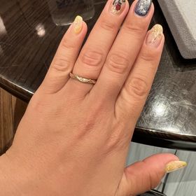 【ケイウノ ブライダル(K.UNO BRIDAL)の口コミ】 婚約指輪と重ねた時に、婚約指輪のダイヤと結婚指輪が当たらないように甲…