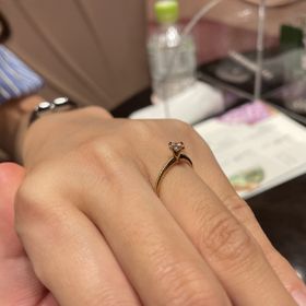 【4℃ BRIDAL(ヨンドシーブライダル)の口コミ】 ダイヤが際立つような設計になっており、円錐のとがった部分まで隠れない…