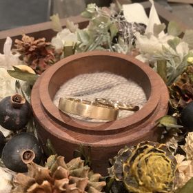 【鎌倉彫金工房の口コミ】 指輪のデザインは平打ちで存在感のある感じ、素材はK18YGにしたが、ヘアラ…