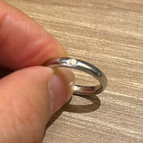 【ハリー・ウィンストン(Harry Winston)の口コミ】 程よく太さががあり着け心地が良かったので、こちらの指輪にしました。
丸…