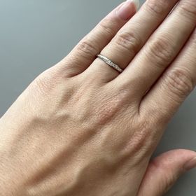 【ラザール ダイヤモンド(LAZARE DIAMOND)の口コミ】 上からも下からもダイヤモンドが見えるデザインで、ほのかにV字になってい…