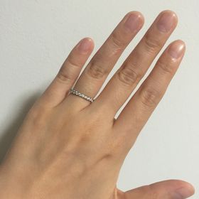 【銀座ダイヤモンドシライシの口コミ】 一般的な一粒ダイヤモンドの婚約指輪と迷いましたが、結婚指輪と一緒に普…