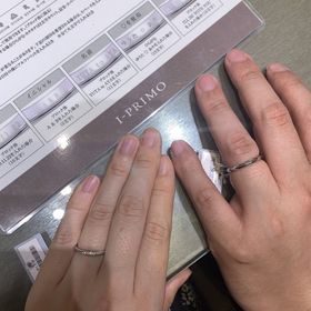 【アイプリモ(I-PRIMO)の口コミ】 婚約指輪をナシとし、その代わりに結婚指輪にはキラリと光るストーンがつ…