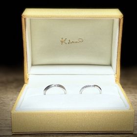 【ケイウノ ブライダル(K.UNO BRIDAL)の口コミ】 素材は夫婦お揃いでプラチナを選びました。
夫の指輪のアイデアベースは、…