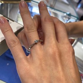 【ROYAL ASSCHER(ロイヤル・アッシャー)の口コミ】 ダイヤモンドの輝きが特徴的でした。ダイヤモンドが白いとは聞いていまし…