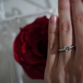 【TOMOE(トモエ)の口コミ】 派手すぎなく、程よく華やかで素敵です。
相手から見た時にメレダイヤがキ…