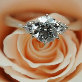 【タカラ貴宝(たからきほう)の口コミ】 ちょうど気に行った石が見つかったことが決めてでした。デザイン枠はサイ…