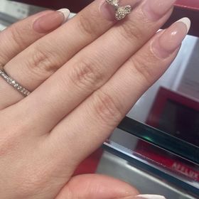 【AFFLUX(アフラックス)の口コミ】 内甲丸で作られたリングで、まず着け心地が良いです。
私は華やかなデザイ…