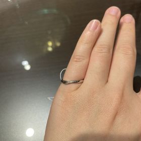 【萬時(Manji)の口コミ】 ダイヤがラインで入っているv字やウェーブタイプの指輪で探していました。…