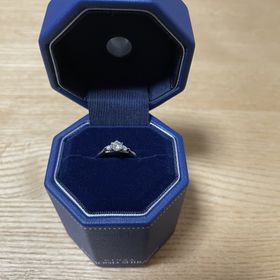 【銀座ダイヤモンドシライシの口コミ】 見た目の可愛さや、シンプルさに惹かれました。また、彼女も着け心地やデ…