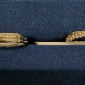 【4℃ BRIDAL(ヨンドシーブライダル)の口コミ】 ハーフエタニティがエレガントでいいなと思っていた中で、少しクロスがか…