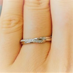 【エクセルコダイヤモンド(EXELCO DIAMOND)の口コミ】 あまり見たことがない独自のデザインで、メレのダイヤモンドもほどよく入…