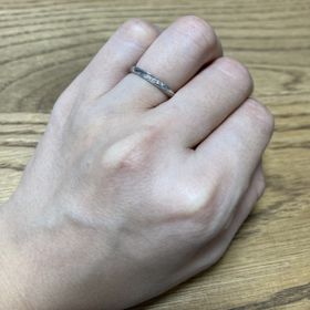 【ラザール ダイヤモンド(LAZARE DIAMOND)の口コミ】 微かに曲線ラインが入っており、指が細く見えるのがスッキリ見えるのが良…