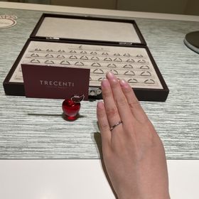 【TRECENTI(トレセンテ)の口コミ】 シンプルで細身だけど、バランスの良い指輪でした。
意外とない指輪の幅で…