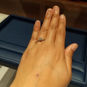 【銀座ダイヤモンドシライシの口コミ】 国内の老舗ブランドということで、指輪(台座)のデザインは非常に多い。
市…