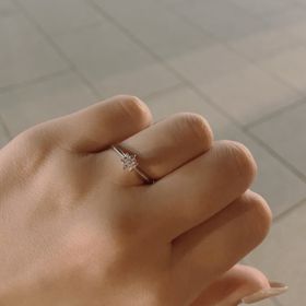 【銀座ダイヤモンドシライシの口コミ】 彼が指輪を選び、購入してくれました。
指のサイズがわからなくても、その…