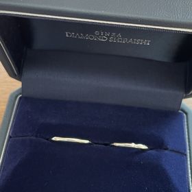 【銀座ダイヤモンドシライシの口コミ】 プラチナ素材で、長く愛せるシンプルなデザインを選びました。指輪の太さ…