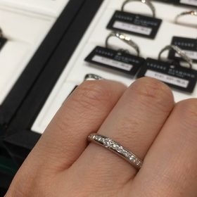 【ラザール ダイヤモンド(LAZARE DIAMOND)の口コミ】 ダイヤの煌めきが素晴らしいです。真ん中の少し大きなダイヤがポイントに…