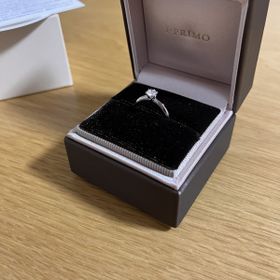 【アイプリモ(I-PRIMO)の口コミ】 ザ、婚約指輪というようなシンプルなデザインで、ダイヤがより一層引き立…
