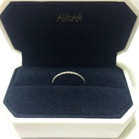 【AHKAH(アーカー)の口コミ】 細身でダイヤが主張しすぎず、普段使いできて飽きの来ないシンプルなもの…