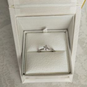 【BIJOUPIKO(ビジュピコ)の口コミ】 ダイヤの持ち上がりが高めで、リングの形はストレート。絵に描いたような…