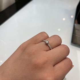 【NINA RICCI(ニナリッチ)の口コミ】 シンプルでかわいいのが決め手です。一粒の周りに小粒のデザインのものに…