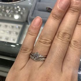 【宝寿堂(ほうじゅどう)の口コミ】 とても可愛く、豪華なデザインに惹かれました。持っていたダイヤでセミオ…