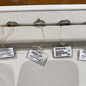 【ブシュロン(BOUCHERON)の口コミ】 パリの老舗ジュエリーブランドです。
デザイン性の高さは飛び抜けてると思…