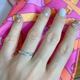 【エクセルコダイヤモンド(EXELCO DIAMOND)の口コミ】 もともとダイヤモンドが斜めに入っているデザインのものを希望していまし…