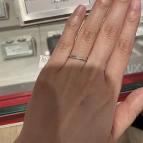 【AFFLUX(アフラックス)の口コミ】 AFFLUXのAya 「しあわせ彩る」を試着。
ハーフエタニティでかつ、斜めにダ…