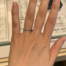 【銀座ダイヤモンドシライシの口コミ】 メレダイヤが斜めに入っているリングを探していました。かつ、ウェーブが…