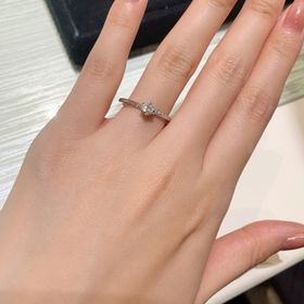 【TRECENTI(トレセンテ)の口コミ】 細めで華奢なデザインが非常に可愛らしかったです。結婚指輪と重ね付けし…