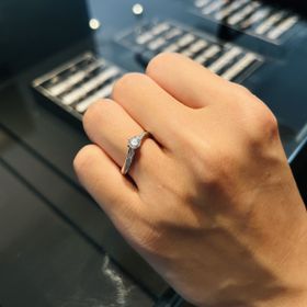 【エクセルコダイヤモンド(EXELCO DIAMOND)の口コミ】 リングはやや太めの重厚感があるタイプをお願いしました。ダイヤモンドの…