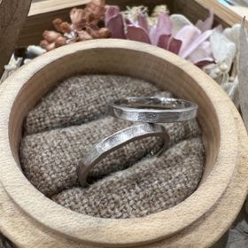 【鎌倉彫金工房の口コミ】 キラキラ光るタイプの指輪は2人とも苦手だったため、マットタイプ・ヘアー…