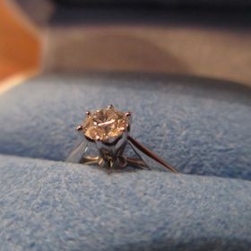 【銀座ダイヤモンドシライシの口コミ】 無駄のない、シンプルなデザインで、ダイヤの美しさが引き立ったことが最…