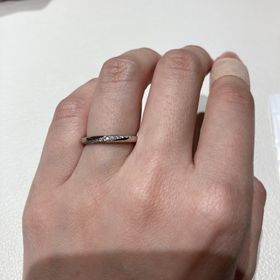 【アイプリモ(I-PRIMO)の口コミ】 指輪にダイヤモンドがたくさんついてるので、どの方向から見てもキラキラ…