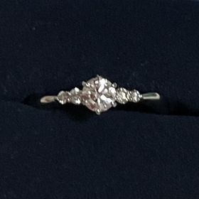 【4℃ BRIDAL(ヨンドシーブライダル)の口コミ】 ダイヤが大きすぎず小さ過ぎず、上品な感じのデザインであったこと、また…