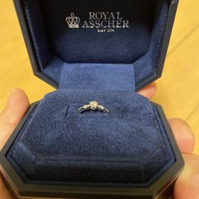 【ROYAL ASSCHER(ロイヤル・アッシャー)の口コミ】 元々ネットで形や人気ブランドを調べていたので、ある程度候補を絞ってお…