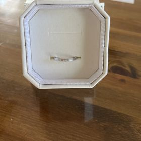 【4℃ BRIDAL(ヨンドシーブライダル)の口コミ】 外仕事をしている関係で耐久性に強い歪みにくい指輪を選びました。一般的…