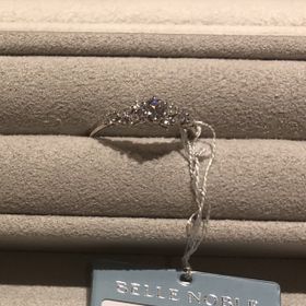 【BELLE NOBLE(ベルノーブル)】の口コミ ベルノーブルのラブバケットというリングを試着しました。
センターのダイ...