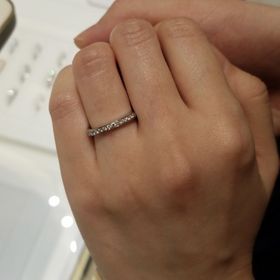 【グラフ(GRAFF)の口コミ】 婚約指輪のイメージが強かったのですが、結婚指輪も負けずにキラキラ輝い…