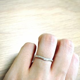 【canal4℃(カナルヨンドシー)の口コミ】 細めのタイプを探していたところにこの指輪に出会いました。ダイヤが3つ埋…