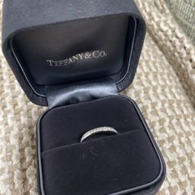 【ティファニー(Tiffany & Co.)の口コミ】 婚約指輪と結婚指輪で兼用できるものを探しました。なので、見るからに婚…