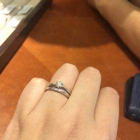 【TRECENTI(トレセンテ)の口コミ】 形やダイヤの質、婚約指輪と重ねてつけた際に合ってるかできめました。ダ…