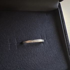 【アイプリモ(I-PRIMO)の口コミ】 斜めにダイヤが付いたデザインが良くて、この指輪に決めました。
お店で試…