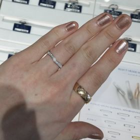 【ROYAL ASSCHER(ロイヤル・アッシャー)の口コミ】 ハーフエタニティを中心に試着させていただいてます。
ストレート、ウェー…