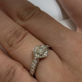 【シャネル(CHANEL)の口コミ】 地金部分が大きなダイヤを取り囲んでいるので、ダイヤが大きく華やかに見…